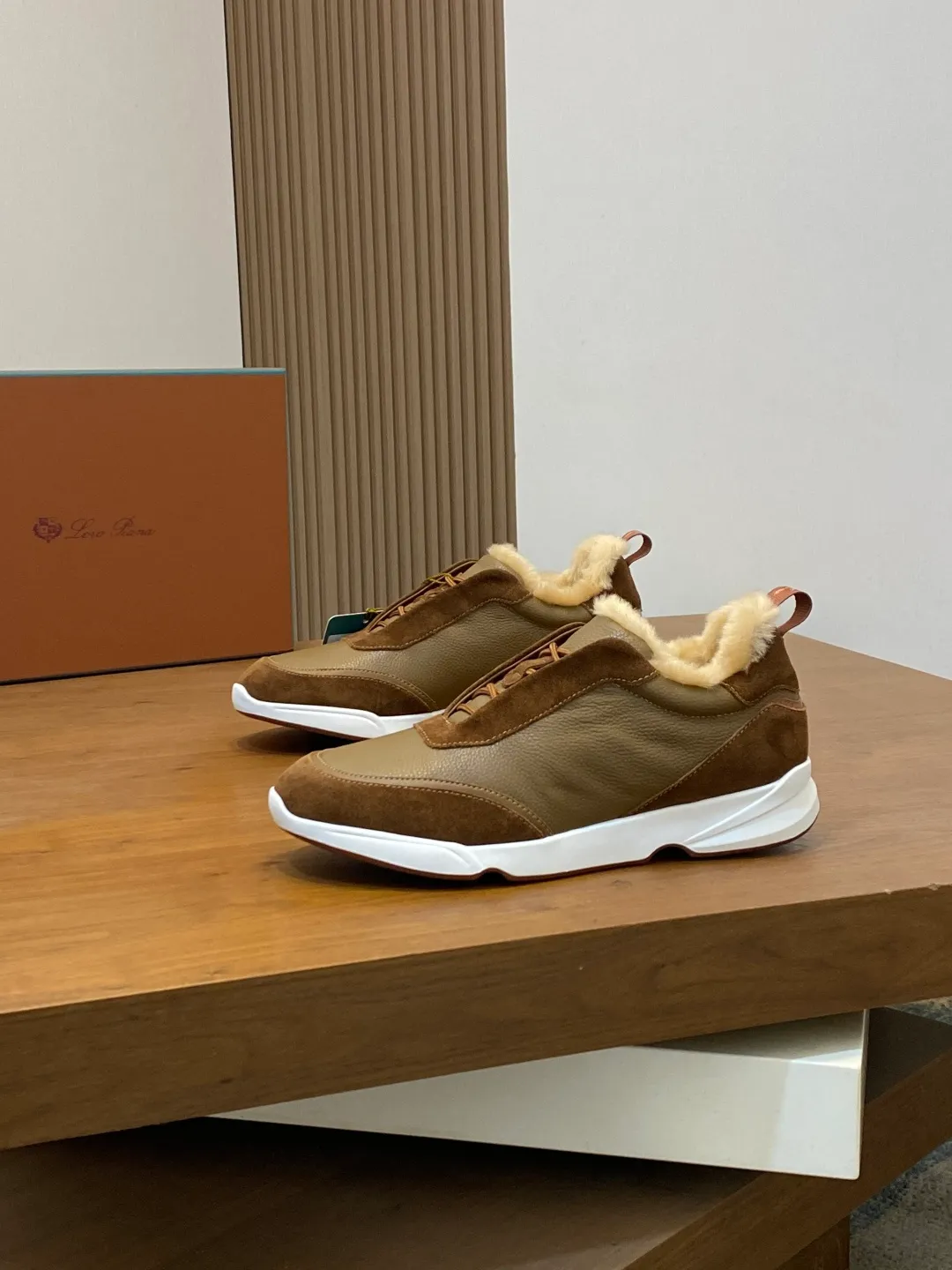 Men's shoes 💰840 Winter LoroPiana WeekendWalk men's wool warm sneakers! Specially designed wool warm shoes for men! This WeekEndWalkEvo casual shoe reinterprets the WeekEnd casual shoe with a design that combines the characteristics of running shoes and walking shoes. An improved version of the classic shoe style in the autumn/winter series, the shoe body is made of fleece cotton blend with a slight elasticity to ensure that the upper part of the shoe is covered and fitted. The narrow silhouette in the middle and the warmth of the integrated fur lining make the shoes comfortable and practical to wear. The shoe details, combined with the lightweight rubber sole with ridged edges, add a sporty feel to the shoe. Kummel rubber sole with stitching and ultra-light technical material sole: This design structure helps distribute weight properly and improve shock absorption. Raised edges on the sole ensure traction and stability during walking. Body: 97% cotton, 3% spandex lining. Wool sole rubber! Size: 39/40/41/42/43/44 (45.46 customized) standard leather shoe size original box package